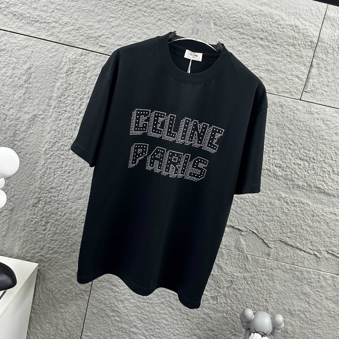 P75 Celi* 塞琳 塞林 2026春夏款 简约字母烫珠工艺个性logo 定制双纱平纹纯棉面料 短袖T恤 男女同款 颜色：黑色 白色 安哥拉红色 尺码： S （90-130斤） M （120-150斤） L （140-165斤） XL （160-180斤） XXL （180-210斤）