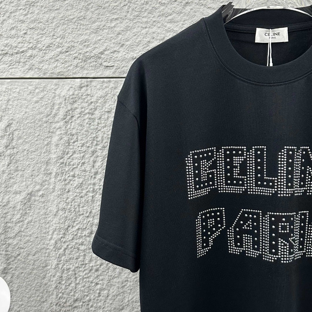 P75 Celi* 塞琳 塞林 2026春夏款 简约字母烫珠工艺个性logo 定制双纱平纹纯棉面料 短袖T恤 男女同款 颜色：黑色 白色 安哥拉红色 尺码： S （90-130斤） M （120-150斤） L （140-165斤） XL （160-180斤） XXL （180-210斤）