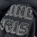 P75 Celi* 塞琳 塞林 2026春夏款 简约字母烫珠工艺个性logo 定制双纱平纹纯棉面料 短袖T恤 男女同款 颜色：黑色 白色 安哥拉红色 尺码： S （90-130斤） M （120-150斤） L （140-165斤） XL （160-180斤） XXL （180-210斤）