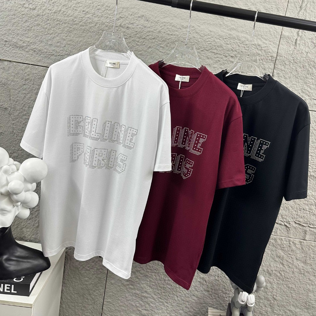 P75 Celi* 塞琳 塞林 2026春夏款 简约字母烫珠工艺个性logo 定制双纱平纹纯棉面料 短袖T恤 男女同款 颜色：黑色 白色 安哥拉红色 尺码： S （90-130斤） M （120-150斤） L （140-165斤） XL （160-180斤） XXL （180-210斤）