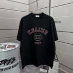 P70 Celi*ne 塞琳 2026春夏款 简约字母 个性logo 定制双纱平纹纯棉面料 短袖T恤 男女同款 颜色：黑色 白色 绿色 紫色 尺码: S M L XL XXL 尺码： S （90-130斤） M （120-150斤） L （140-165斤） XL （160-180斤） XXL （180-210斤）