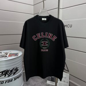 weigou_199368_0_05bd873141 P70 Celi*ne 塞琳 2026春夏款 简约字母 个性logo 定制双纱平纹纯棉面料 短袖T恤 男女同款 颜色:黑色 白色 绿色 紫色 尺码: S M L XL XXL 尺码: S (90-130斤) M (120-150斤) L (140-165斤) XL (160-180斤) XXL (180-210斤)