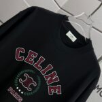 P70 Celi*ne 塞琳 2026春夏款 简约字母 个性logo 定制双纱平纹纯棉面料 短袖T恤 男女同款 颜色：黑色 白色 绿色 紫色 尺码: S M L XL XXL 尺码： S （90-130斤） M （120-150斤） L （140-165斤） XL （160-180斤） XXL （180-210斤）
