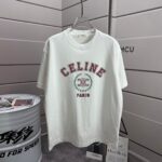 P70 Celi*ne 塞琳 2026春夏款 简约字母 个性logo 定制双纱平纹纯棉面料 短袖T恤 男女同款 颜色：黑色 白色 绿色 紫色 尺码: S M L XL XXL 尺码： S （90-130斤） M （120-150斤） L （140-165斤） XL （160-180斤） XXL （180-210斤）
