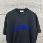 P75 Celi* 塞琳 塞林 2026春夏款 简约字母立体植绒工艺个性logo 定制双纱平纹纯棉面料 短袖T恤 男女同款 颜色：黑色 白色 尺码： S （90-130斤） M （120-150斤） L （140-165斤） XL （160-180斤） XXL （180-210斤）