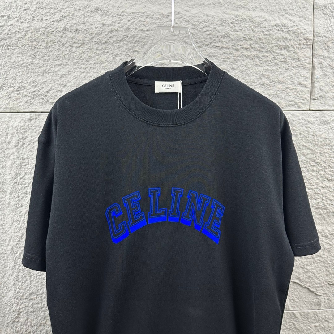 P75 Celi* 塞琳 塞林 2026春夏款 简约字母立体植绒工艺个性logo 定制双纱平纹纯棉面料 短袖T恤 男女同款 颜色：黑色 白色 尺码： S （90-130斤） M （120-150斤） L （140-165斤） XL （160-180斤） XXL （180-210斤）