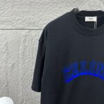 P75 Celi* 塞琳 塞林 2026春夏款 简约字母立体植绒工艺个性logo 定制双纱平纹纯棉面料 短袖T恤 男女同款 颜色：黑色 白色 尺码： S （90-130斤） M （120-150斤） L （140-165斤） XL （160-180斤） XXL （180-210斤）