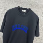 P75 Celi* 塞琳 塞林 2026春夏款 简约字母立体植绒工艺个性logo 定制双纱平纹纯棉面料 短袖T恤 男女同款 颜色：黑色 白色 尺码： S （90-130斤） M （120-150斤） L （140-165斤） XL （160-180斤） XXL （180-210斤）