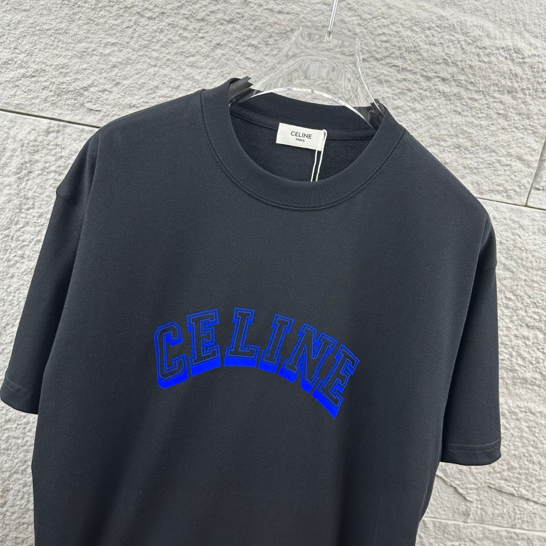 P75 Celi* 塞琳 塞林 2026春夏款 简约字母立体植绒工艺个性logo 定制双纱平纹纯棉面料 短袖T恤 男女同款 颜色：黑色 白色 尺码： S （90-130斤） M （120-150斤） L （140-165斤） XL （160-180斤） XXL （180-210斤）