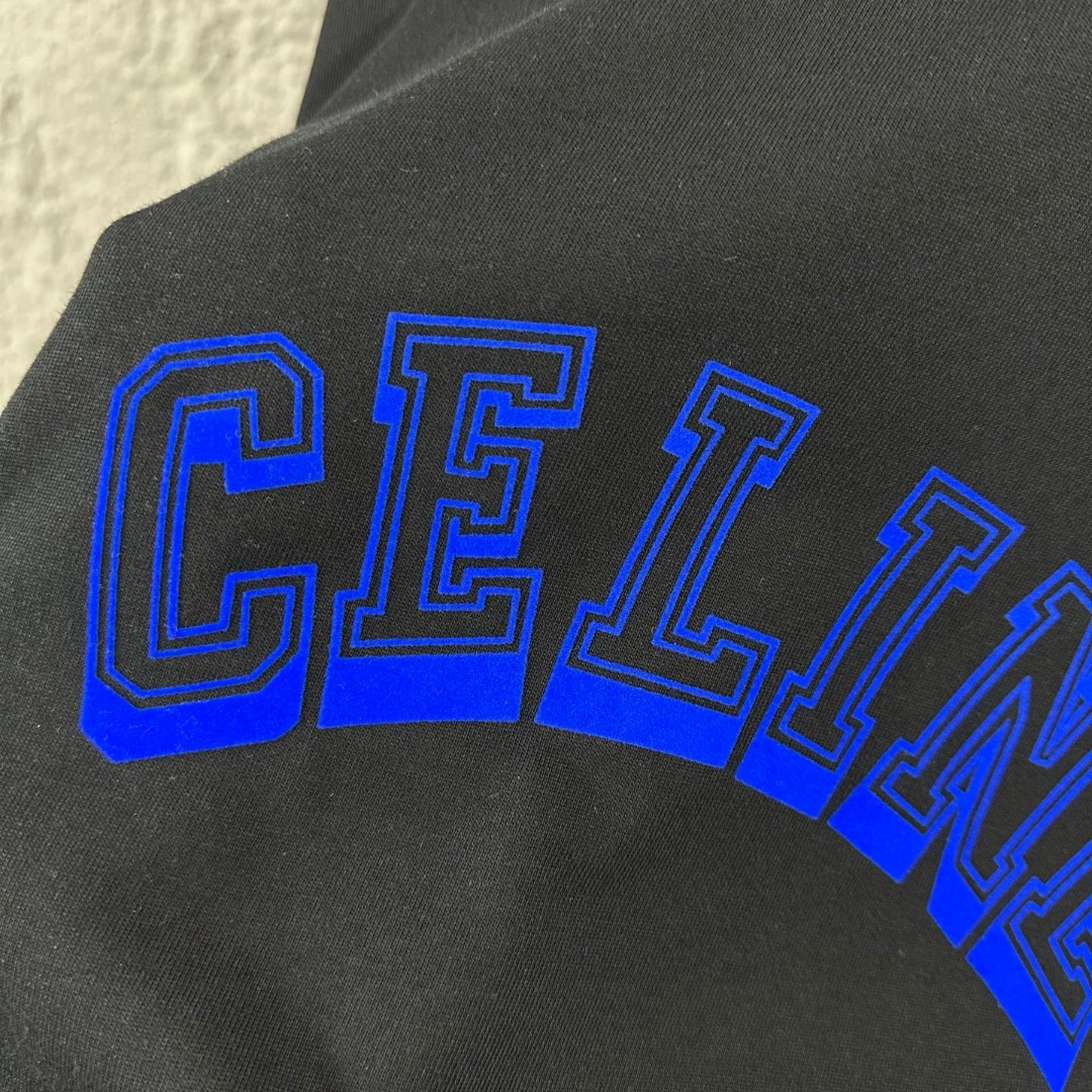 P75 Celi* 塞琳 塞林 2026春夏款 简约字母立体植绒工艺个性logo 定制双纱平纹纯棉面料 短袖T恤 男女同款 颜色：黑色 白色 尺码： S （90-130斤） M （120-150斤） L （140-165斤） XL （160-180斤） XXL （180-210斤）
