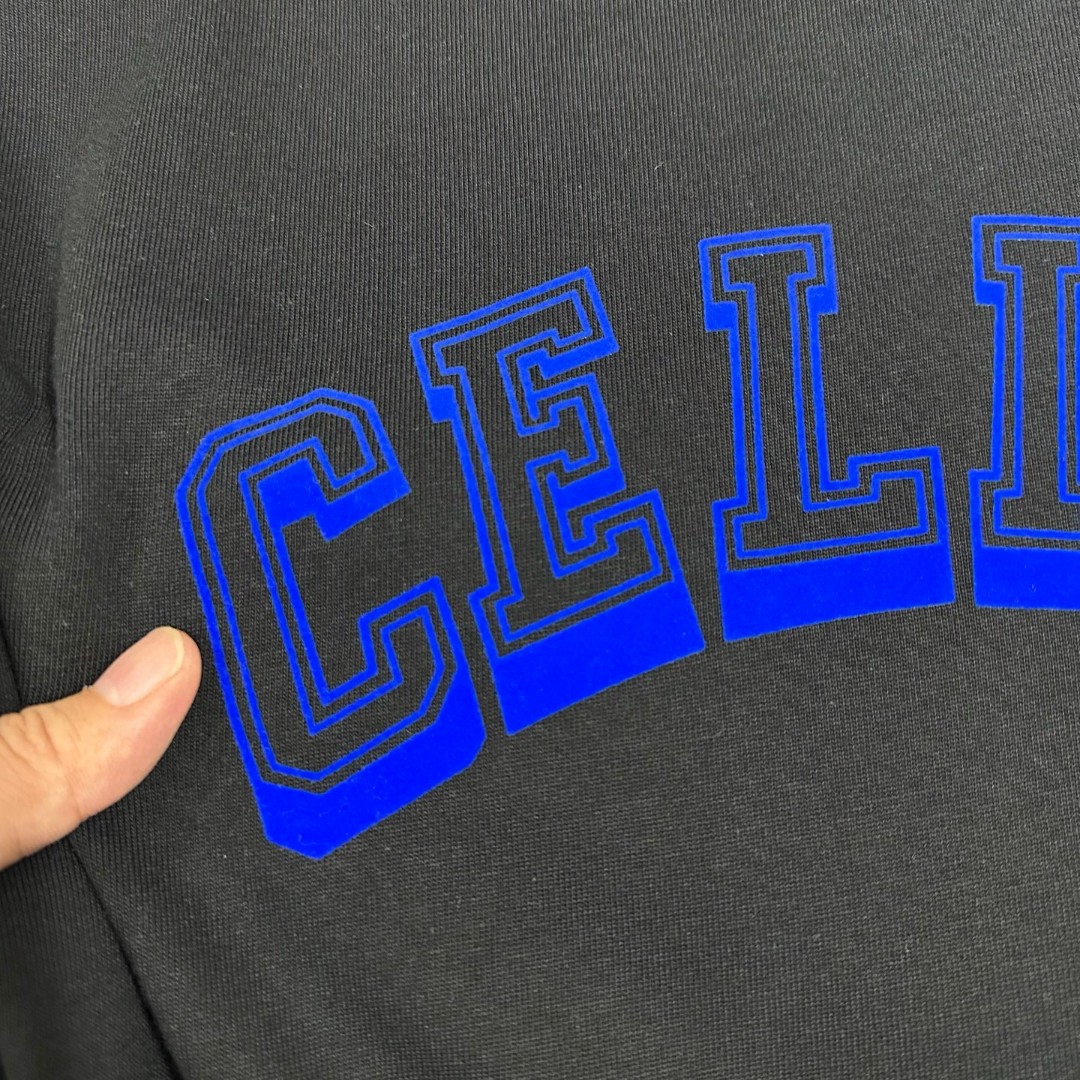 P75 Celi* 塞琳 塞林 2026春夏款 简约字母立体植绒工艺个性logo 定制双纱平纹纯棉面料 短袖T恤 男女同款 颜色：黑色 白色 尺码： S （90-130斤） M （120-150斤） L （140-165斤） XL （160-180斤） XXL （180-210斤）