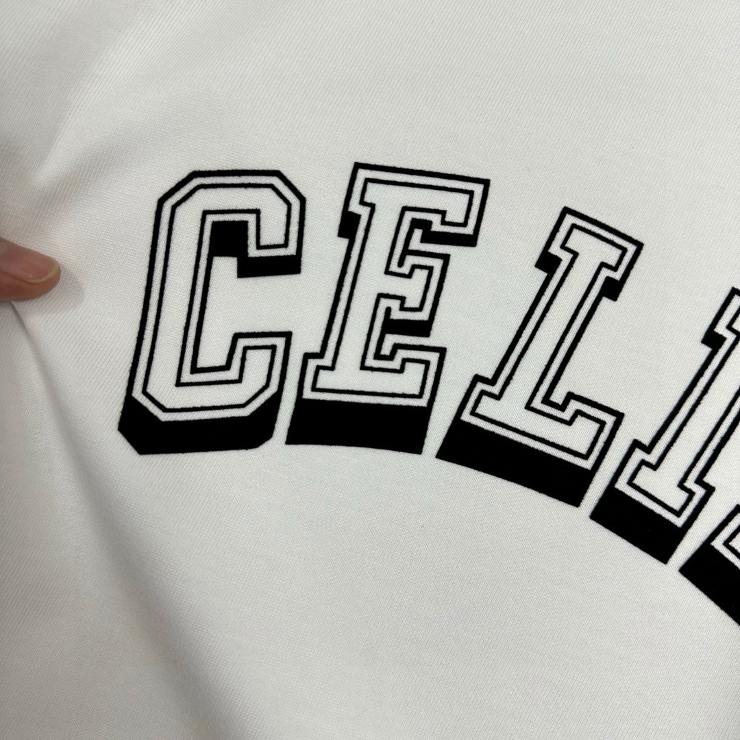 P75 Celi* 塞琳 塞林 2026春夏款 简约字母立体植绒工艺个性logo 定制双纱平纹纯棉面料 短袖T恤 男女同款 颜色：黑色 白色 尺码： S （90-130斤） M （120-150斤） L （140-165斤） XL （160-180斤） XXL （180-210斤）