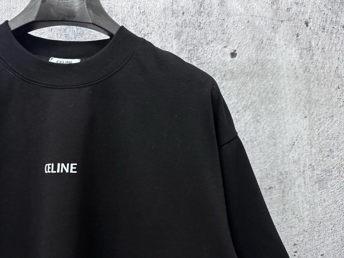 P70 【CELINE】赛琳字母logo胶片情侣款短袖T恤 采用高成本280克双股双纱纯棉面料 厚实挺阔 立体os剪裁版型 时尚百搭 网红同款 匠心款 简约中透漏着时尚的气息 男女同款 原版主麦水洗吊牌防潮纸包装👍 颜色：黑色 白色 尺码：XS-L