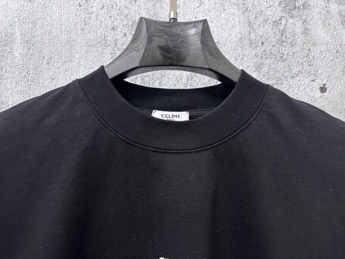 P70 【CELINE】赛琳字母logo胶片情侣款短袖T恤 采用高成本280克双股双纱纯棉面料 厚实挺阔 立体os剪裁版型 时尚百搭 网红同款 匠心款 简约中透漏着时尚的气息 男女同款 原版主麦水洗吊牌防潮纸包装👍 颜色：黑色 白色 尺码：XS-L