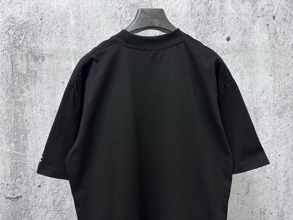 P70 【CELINE】赛琳字母logo胶片情侣款短袖T恤 采用高成本280克双股双纱纯棉面料 厚实挺阔 立体os剪裁版型 时尚百搭 网红同款 匠心款 简约中透漏着时尚的气息 男女同款 原版主麦水洗吊牌防潮纸包装👍 颜色：黑色 白色 尺码：XS-L
