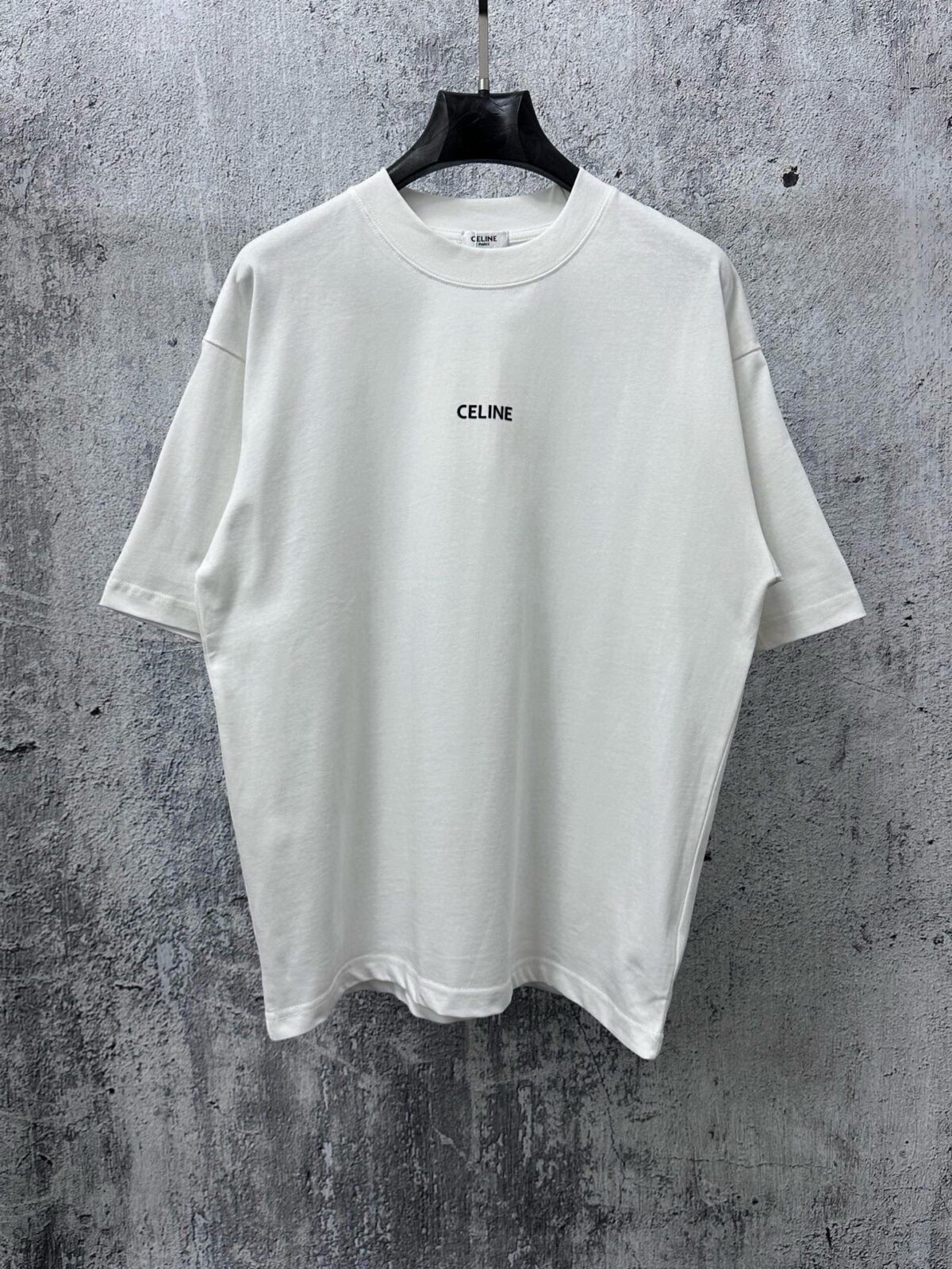 P70 【CELINE】赛琳字母logo胶片情侣款短袖T恤 采用高成本280克双股双纱纯棉面料 厚实挺阔 立体os剪裁版型 时尚百搭 网红同款 匠心款 简约中透漏着时尚的气息 男女同款 原版主麦水洗吊牌防潮纸包装👍 颜色：黑色 白色 尺码：XS-L