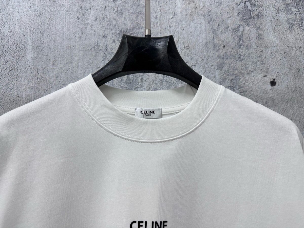 P70 【CELINE】赛琳字母logo胶片情侣款短袖T恤 采用高成本280克双股双纱纯棉面料 厚实挺阔 立体os剪裁版型 时尚百搭 网红同款 匠心款 简约中透漏着时尚的气息 男女同款 原版主麦水洗吊牌防潮纸包装👍 颜色：黑色 白色 尺码：XS-L