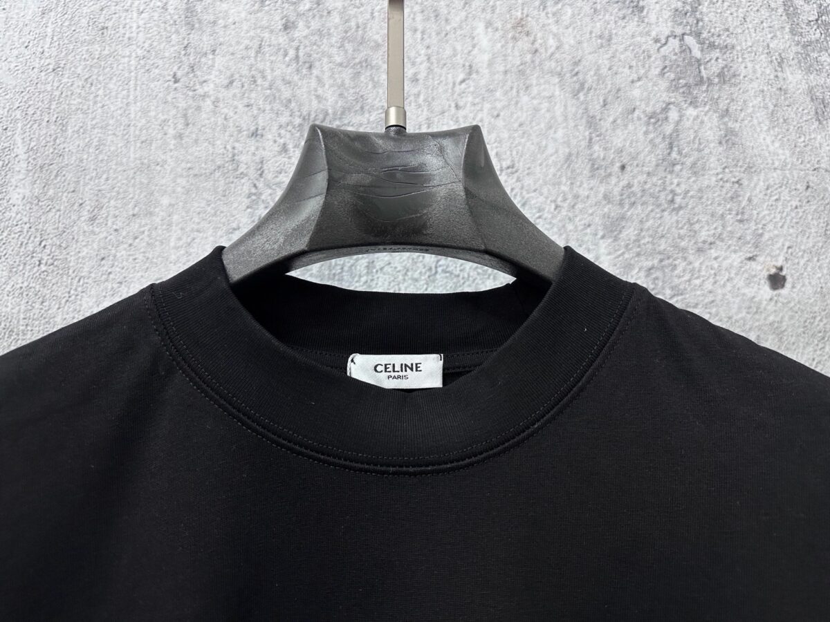 P70 【CELINE】赛琳字母logo印花情侣款短袖T恤 采用高成本280克双股双纱纯棉面料 厚实挺阔 立体os剪裁版型 时尚百搭 网红同款 匠心款 简约中透漏着时尚的气息 男女同款 原版主麦水洗吊牌防潮纸包装👍 颜色：黑色 白色 尺码：XS-L