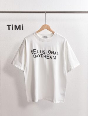 P70 款号TM1006 DELUSIONALDAYDREAM黑色印花经典短袖 面料：280克32支双纱纯棉面料 工艺：白日梦裂纹效果丝印花 螺纹同缸同色 整体不会有色差 当下热度爆款 男女情侣款 定制原版一致辅料 三标齐全 os宽松版型 最大可穿到200斤左右 颜色：黑色 白色 尺码：S M L XL
