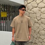 P75 ce～ 赛琳 胸前小刺绣 《区别通货面料》 双纱平纹，紧密纱线短袖T恤上身十分舒适，男女同款半袖，落肩宽松版型 颜色: 黑色 白色 咖啡色 尺码：S（90-130斤） M（125-150斤） L（135-165斤） XL（160-190斤） XXL（185-220斤）