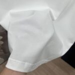 weigou_199948_5_b731c245da P75 ce~ 赛琳 胸前小刺绣 《区别通货面料》 双纱平纹,紧密纱线短袖T恤上身十分舒适,男女同款半袖,落肩宽松版型 颜色: 黑色 白色 咖啡色 尺码:S(90-130斤) M(125-150斤) L(135-165斤) XL(160-190斤) XXL(185-220斤)