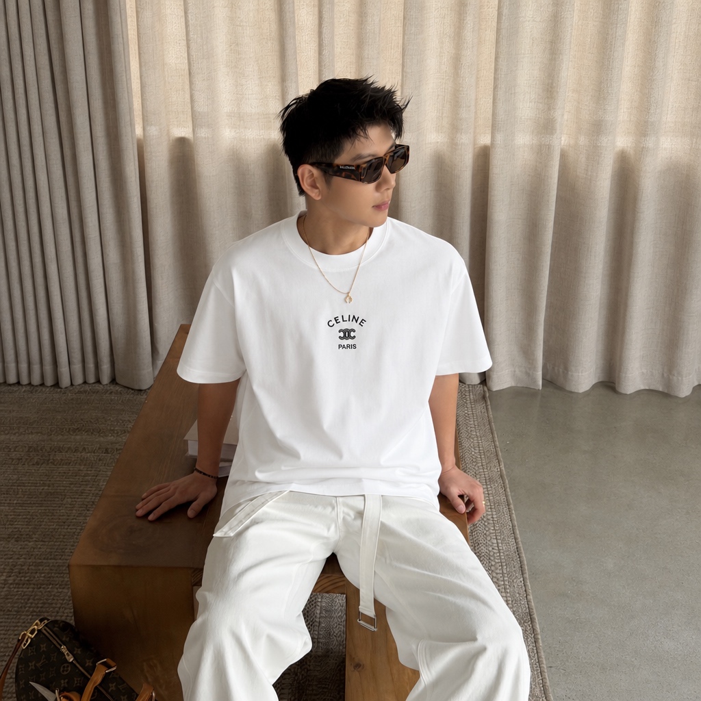weigou_199948_8_e111163edb P75 ce~ 赛琳 胸前小刺绣 《区别通货面料》 双纱平纹,紧密纱线短袖T恤上身十分舒适,男女同款半袖,落肩宽松版型 颜色: 黑色 白色 咖啡色 尺码:S(90-130斤) M(125-150斤) L(135-165斤) XL(160-190斤) XXL(185-220斤)