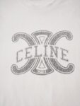 weigou_200000_3_7e97b0570a P75 CELINE赛琳logo印花纯棉短袖T恤 印花工艺: 采用进口环保水浆,经3次薄印叠加出斑驳的复古质感,模拟自然褪色的岁月感,却比胶印更透气,完全不闷汗。凯旋门轮廓与字母分两次套印,边缘误差控制在0.1mm内,线条利落不晕染,洗数十次也不会出现裂纹、起边。最后通过160℃高温压烫使染料与棉纤维深度融合,色牢度达4级以上,色彩与面料底色始终保持鲜明对比,不会因洗涤变得浑浊。 细节 1:领口采用高弹罗纹,厚度比衣身面料厚50%,反复拉扯也不会变形、垮塌,同时贴合颈部却不紧绷。 2:侧缝采用包边工艺,减少与皮肤的摩擦;袖口双针锁边,平整不易卷边;扎实耐用的同时,让整件T恤看起来更精致。 颜色:黑色 白色 Size:S M L XL