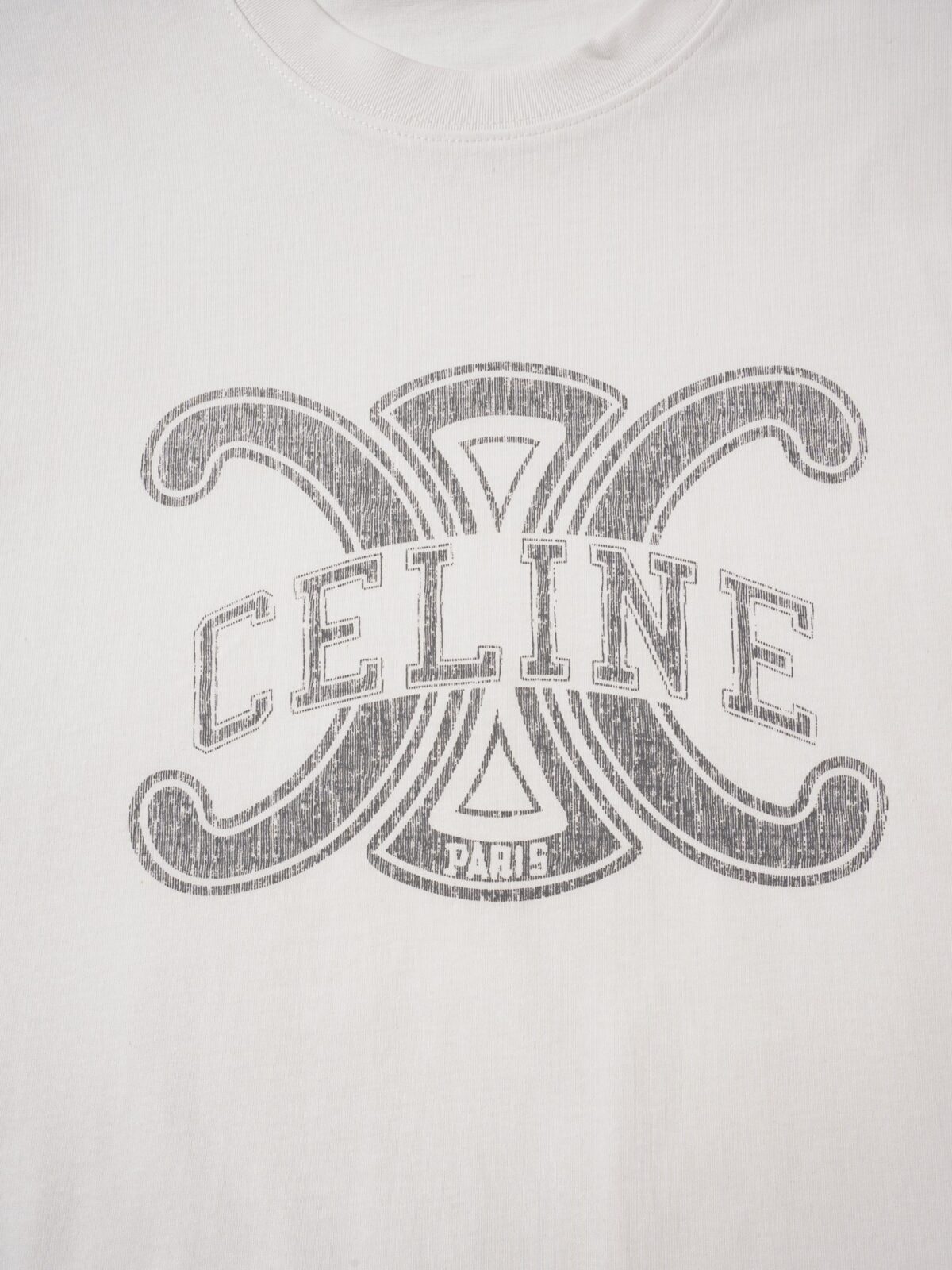 weigou_200000_3_7e97b0570a P75 CELINE赛琳logo印花纯棉短袖T恤 印花工艺: 采用进口环保水浆,经3次薄印叠加出斑驳的复古质感,模拟自然褪色的岁月感,却比胶印更透气,完全不闷汗。凯旋门轮廓与字母分两次套印,边缘误差控制在0.1mm内,线条利落不晕染,洗数十次也不会出现裂纹、起边。最后通过160℃高温压烫使染料与棉纤维深度融合,色牢度达4级以上,色彩与面料底色始终保持鲜明对比,不会因洗涤变得浑浊。 细节 1:领口采用高弹罗纹,厚度比衣身面料厚50%,反复拉扯也不会变形、垮塌,同时贴合颈部却不紧绷。 2:侧缝采用包边工艺,减少与皮肤的摩擦;袖口双针锁边,平整不易卷边;扎实耐用的同时,让整件T恤看起来更精致。 颜色:黑色 白色 Size:S M L XL
