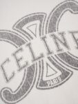 weigou_200000_4_30bf9a92ba P75 CELINE赛琳logo印花纯棉短袖T恤 印花工艺: 采用进口环保水浆,经3次薄印叠加出斑驳的复古质感,模拟自然褪色的岁月感,却比胶印更透气,完全不闷汗。凯旋门轮廓与字母分两次套印,边缘误差控制在0.1mm内,线条利落不晕染,洗数十次也不会出现裂纹、起边。最后通过160℃高温压烫使染料与棉纤维深度融合,色牢度达4级以上,色彩与面料底色始终保持鲜明对比,不会因洗涤变得浑浊。 细节 1:领口采用高弹罗纹,厚度比衣身面料厚50%,反复拉扯也不会变形、垮塌,同时贴合颈部却不紧绷。 2:侧缝采用包边工艺,减少与皮肤的摩擦;袖口双针锁边,平整不易卷边;扎实耐用的同时,让整件T恤看起来更精致。 颜色:黑色 白色 Size:S M L XL