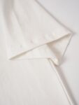 weigou_200000_7_4ceec8a6bb P75 CELINE赛琳logo印花纯棉短袖T恤 印花工艺: 采用进口环保水浆,经3次薄印叠加出斑驳的复古质感,模拟自然褪色的岁月感,却比胶印更透气,完全不闷汗。凯旋门轮廓与字母分两次套印,边缘误差控制在0.1mm内,线条利落不晕染,洗数十次也不会出现裂纹、起边。最后通过160℃高温压烫使染料与棉纤维深度融合,色牢度达4级以上,色彩与面料底色始终保持鲜明对比,不会因洗涤变得浑浊。 细节 1:领口采用高弹罗纹,厚度比衣身面料厚50%,反复拉扯也不会变形、垮塌,同时贴合颈部却不紧绷。 2:侧缝采用包边工艺,减少与皮肤的摩擦;袖口双针锁边,平整不易卷边;扎实耐用的同时,让整件T恤看起来更精致。 颜色:黑色 白色 Size:S M L XL
