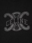 weigou_200030_3_b1ac0d1724 P75 CELINE赛琳logo印花纯棉短袖T恤 印花工艺: 采用进口环保水浆,经3次薄印叠加出斑驳的复古质感,模拟自然褪色的岁月感,却比胶印更透气,完全不闷汗。凯旋门轮廓与字母分两次套印,边缘误差控制在0.1mm内,线条利落不晕染,洗数十次也不会出现裂纹、起边。最后通过160℃高温压烫使染料与棉纤维深度融合,色牢度达4级以上,色彩与面料底色始终保持鲜明对比,不会因洗涤变得浑浊。 细节 1:领口采用高弹罗纹,厚度比衣身面料厚50%,反复拉扯也不会变形、垮塌,同时贴合颈部却不紧绷。 2:侧缝采用包边工艺,减少与皮肤的摩擦;袖口双针锁边,平整不易卷边;扎实耐用的同时,让整件T恤看起来更精致。 颜色:黑色 白色 Size:S M L XL