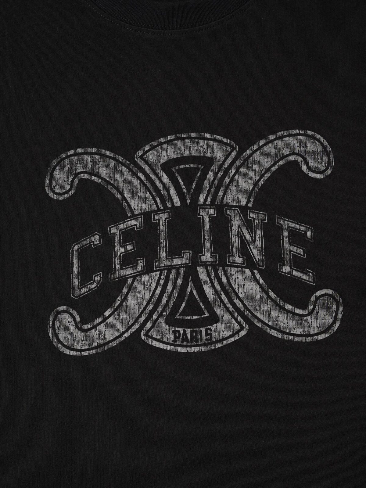 weigou_200030_3_b1ac0d1724 P75 CELINE赛琳logo印花纯棉短袖T恤 印花工艺: 采用进口环保水浆,经3次薄印叠加出斑驳的复古质感,模拟自然褪色的岁月感,却比胶印更透气,完全不闷汗。凯旋门轮廓与字母分两次套印,边缘误差控制在0.1mm内,线条利落不晕染,洗数十次也不会出现裂纹、起边。最后通过160℃高温压烫使染料与棉纤维深度融合,色牢度达4级以上,色彩与面料底色始终保持鲜明对比,不会因洗涤变得浑浊。 细节 1:领口采用高弹罗纹,厚度比衣身面料厚50%,反复拉扯也不会变形、垮塌,同时贴合颈部却不紧绷。 2:侧缝采用包边工艺,减少与皮肤的摩擦;袖口双针锁边,平整不易卷边;扎实耐用的同时,让整件T恤看起来更精致。 颜色:黑色 白色 Size:S M L XL