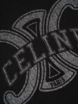 weigou_200030_9_37edef5f1b P75 CELINE赛琳logo印花纯棉短袖T恤 印花工艺: 采用进口环保水浆,经3次薄印叠加出斑驳的复古质感,模拟自然褪色的岁月感,却比胶印更透气,完全不闷汗。凯旋门轮廓与字母分两次套印,边缘误差控制在0.1mm内,线条利落不晕染,洗数十次也不会出现裂纹、起边。最后通过160℃高温压烫使染料与棉纤维深度融合,色牢度达4级以上,色彩与面料底色始终保持鲜明对比,不会因洗涤变得浑浊。 细节 1:领口采用高弹罗纹,厚度比衣身面料厚50%,反复拉扯也不会变形、垮塌,同时贴合颈部却不紧绷。 2:侧缝采用包边工艺,减少与皮肤的摩擦;袖口双针锁边,平整不易卷边;扎实耐用的同时,让整件T恤看起来更精致。 颜色:黑色 白色 Size:S M L XL