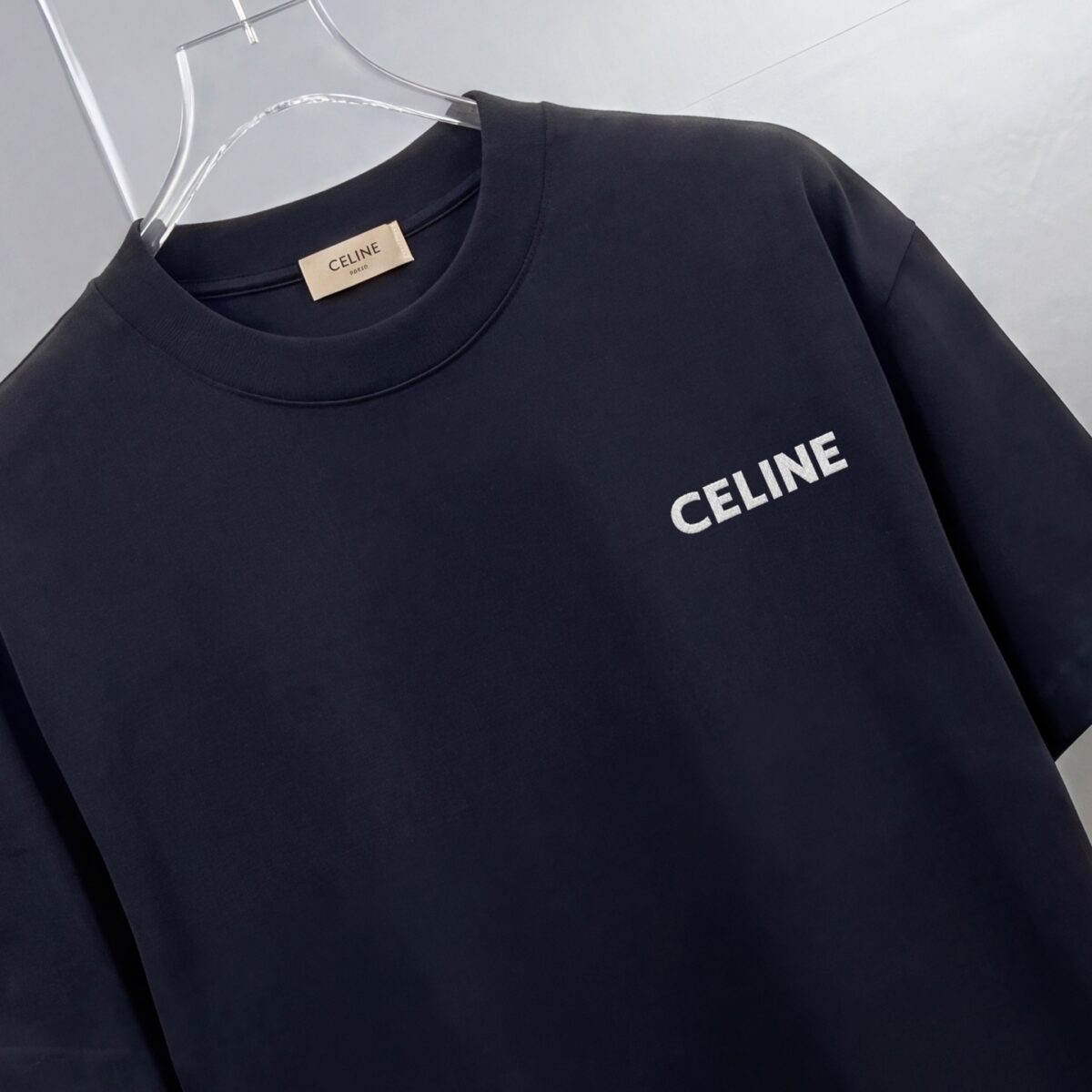 weigou_200202_2_c600e44d03 P75 ce~ 赛琳 胸前小刺绣 《区别通货面料》 双纱平纹,紧密纱线短袖T恤上身十分舒适,男女同款半袖,落肩宽松版型 颜色: 黑色 白色 咖啡色 尺码:S(90-130斤) M(125-150斤) L(135-165斤) XL(160-190斤) XXL(185-220斤)