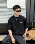 weigou_200202_7_1b2c11e80a P75 ce~ 赛琳 胸前小刺绣 《区别通货面料》 双纱平纹,紧密纱线短袖T恤上身十分舒适,男女同款半袖,落肩宽松版型 颜色: 黑色 白色 咖啡色 尺码:S(90-130斤) M(125-150斤) L(135-165斤) XL(160-190斤) XXL(185-220斤)