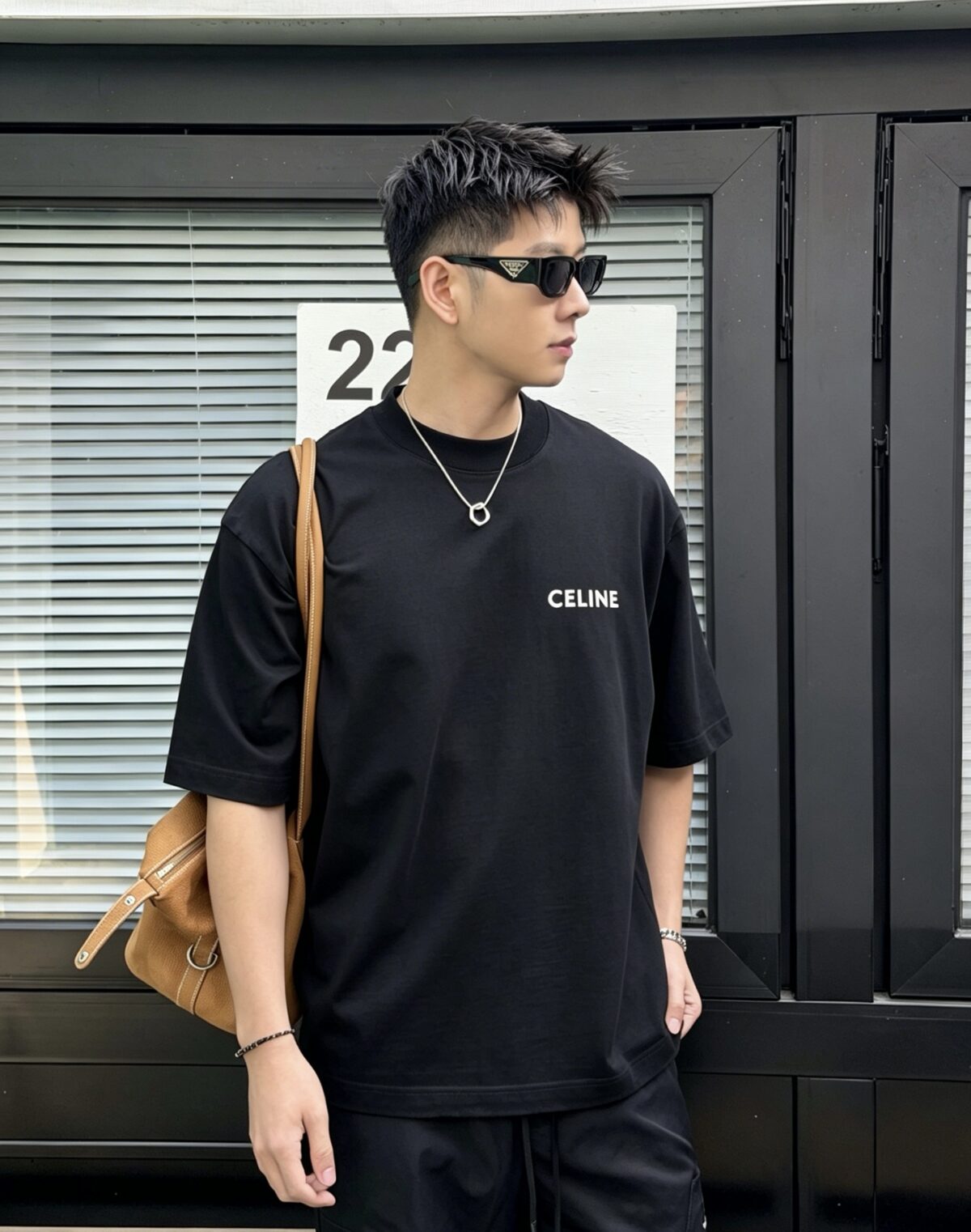 weigou_200202_8_e98c0cb5e6 P75 ce~ 赛琳 胸前小刺绣 《区别通货面料》 双纱平纹,紧密纱线短袖T恤上身十分舒适,男女同款半袖,落肩宽松版型 颜色: 黑色 白色 咖啡色 尺码:S(90-130斤) M(125-150斤) L(135-165斤) XL(160-190斤) XXL(185-220斤)