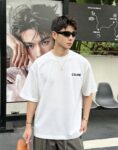 weigou_200264_6_79196b63dc P75 ce~ 赛琳 胸前小刺绣 《区别通货面料》 双纱平纹,紧密纱线短袖T恤上身十分舒适,男女同款半袖,落肩宽松版型 颜色: 黑色 白色 咖啡色 尺码:S(90-130斤) M(125-150斤) L(135-165斤) XL(160-190斤) XXL(185-220斤)