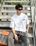 weigou_200264_8_01b707b1d3 P75 ce~ 赛琳 胸前小刺绣 《区别通货面料》 双纱平纹,紧密纱线短袖T恤上身十分舒适,男女同款半袖,落肩宽松版型 颜色: 黑色 白色 咖啡色 尺码:S(90-130斤) M(125-150斤) L(135-165斤) XL(160-190斤) XXL(185-220斤)