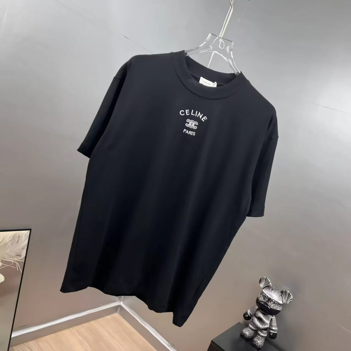 weigou_200295_1_f520bc562e P75 ce~ 赛琳 胸前小刺绣 《区别通货面料》 双纱平纹,紧密纱线短袖T恤上身十分舒适,男女同款半袖,落肩宽松版型 颜色: 黑色 白色 咖啡色 尺码:S(90-130斤) M(125-150斤) L(135-165斤) XL(160-190斤) XXL(185-220斤)