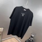 weigou_200295_1_f520bc562e P75 ce~ 赛琳 胸前小刺绣 《区别通货面料》 双纱平纹,紧密纱线短袖T恤上身十分舒适,男女同款半袖,落肩宽松版型 颜色: 黑色 白色 咖啡色 尺码:S(90-130斤) M(125-150斤) L(135-165斤) XL(160-190斤) XXL(185-220斤)