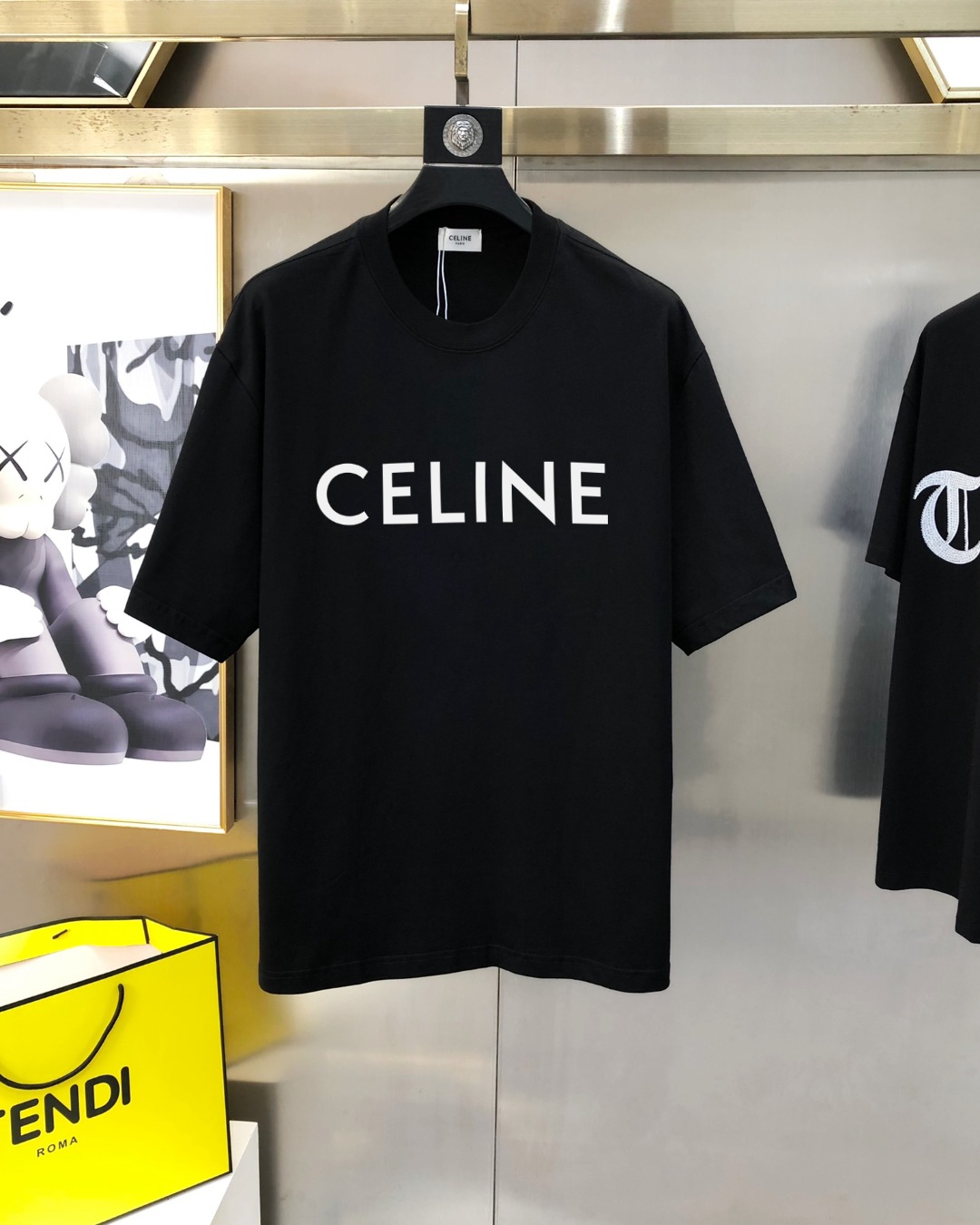 P70 Celin** 赛琳 早春新款原单男士圆领短袖T恤 🔥专柜同步售卖 ✨✨高端品质 高版本 OS版型阔版 爆款✨✨字母logo图案设计 定制进口双股100%纯棉面料 手感柔软细腻 穿着亲肤舒适 代工厂精细做工 上身非常帅气有型 男士必备单品 三标齐 全 尺码：S-2XL 黑色 白色