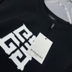 P80 gvc～纪梵 厚板滴胶字母 《区别通货面料》 7A抗菌短袖tee 上身十分舒适，男女同款半袖，落肩宽松版型 颜色: 黑色 白色 咖啡色 尺码：S（90-130斤） M（125-150斤） L（135-165斤） XL（160-190斤） XXL（185-220斤）