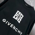 P80 gvc～纪梵 厚板滴胶字母 《区别通货面料》 7A抗菌短袖tee 上身十分舒适，男女同款半袖，落肩宽松版型 颜色: 黑色 白色 咖啡色 尺码：S（90-130斤） M（125-150斤） L（135-165斤） XL（160-190斤） XXL（185-220斤）
