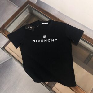 P75 GIVENCHY 纪梵希 2026夏季新品上市🍃时尚经典圆领短袖👍🏻情侣款😆时尚单品设计，更加时尚舒适，高标准定制，上身非常有型，胸前品牌logo印花图案 客供辅料，客供进口高档面料🔥质感非常细腻，细节工艺精湛考究，塑造性极高的一款单品，任何时装都可以搭配，版型超级好 ✂️潮男必备单品 👏 颜色：黑色 白色 尺码：M-XXXL