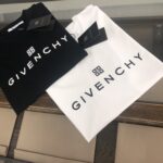 weigou_200351_1_ee781d5552 P75 GIVENCHY 纪梵希 2026夏季新品上市🍃时尚经典圆领短袖👍🏻情侣款😆时尚单品设计,更加时尚舒适,高标准定制,上身非常有型,胸前品牌logo印花图案 客供辅料,客供进口高档面料🔥质感非常细腻,细节工艺精湛考究,塑造性极高的一款单品,任何时装都可以搭配,版型超级好 ✂️潮男必备单品 👏 颜色:黑色 白色 尺码:M-XXXL
