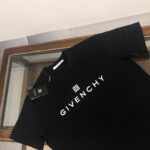 weigou_200351_2_dfb9dec17d P75 GIVENCHY 纪梵希 2026夏季新品上市🍃时尚经典圆领短袖👍🏻情侣款😆时尚单品设计,更加时尚舒适,高标准定制,上身非常有型,胸前品牌logo印花图案 客供辅料,客供进口高档面料🔥质感非常细腻,细节工艺精湛考究,塑造性极高的一款单品,任何时装都可以搭配,版型超级好 ✂️潮男必备单品 👏 颜色:黑色 白色 尺码:M-XXXL