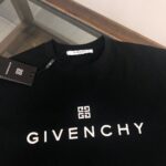 weigou_200351_3_489009244a P75 GIVENCHY 纪梵希 2026夏季新品上市🍃时尚经典圆领短袖👍🏻情侣款😆时尚单品设计,更加时尚舒适,高标准定制,上身非常有型,胸前品牌logo印花图案 客供辅料,客供进口高档面料🔥质感非常细腻,细节工艺精湛考究,塑造性极高的一款单品,任何时装都可以搭配,版型超级好 ✂️潮男必备单品 👏 颜色:黑色 白色 尺码:M-XXXL