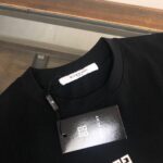 weigou_200351_4_0352ef716c P75 GIVENCHY 纪梵希 2026夏季新品上市🍃时尚经典圆领短袖👍🏻情侣款😆时尚单品设计,更加时尚舒适,高标准定制,上身非常有型,胸前品牌logo印花图案 客供辅料,客供进口高档面料🔥质感非常细腻,细节工艺精湛考究,塑造性极高的一款单品,任何时装都可以搭配,版型超级好 ✂️潮男必备单品 👏 颜色:黑色 白色 尺码:M-XXXL