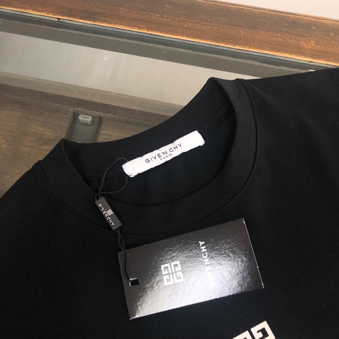 weigou_200351_4_0352ef716c P75 GIVENCHY 纪梵希 2026夏季新品上市🍃时尚经典圆领短袖👍🏻情侣款😆时尚单品设计,更加时尚舒适,高标准定制,上身非常有型,胸前品牌logo印花图案 客供辅料,客供进口高档面料🔥质感非常细腻,细节工艺精湛考究,塑造性极高的一款单品,任何时装都可以搭配,版型超级好 ✂️潮男必备单品 👏 颜色:黑色 白色 尺码:M-XXXL