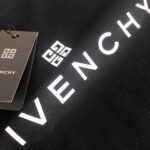 weigou_200351_5_e43eff3285 P75 GIVENCHY 纪梵希 2026夏季新品上市🍃时尚经典圆领短袖👍🏻情侣款😆时尚单品设计,更加时尚舒适,高标准定制,上身非常有型,胸前品牌logo印花图案 客供辅料,客供进口高档面料🔥质感非常细腻,细节工艺精湛考究,塑造性极高的一款单品,任何时装都可以搭配,版型超级好 ✂️潮男必备单品 👏 颜色:黑色 白色 尺码:M-XXXL